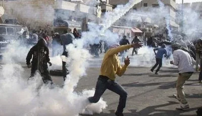 هجمات عنيفة من المستوطنين الإسرائيليين ضد المدنيين الفلسطينيين في الضفة الغربية.. فيديو