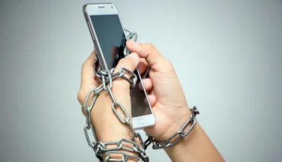 “التجاعيد الرقمية” و”الذقن المزدوج” .. مختصون ينبهون من الإفراط في استخدام الهاتف المحمول