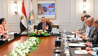 مبارك يجتمع لمتابعة قرارات إزالة التعديات وارتفاع الإقبال على شواطئ شرم الشيخ.