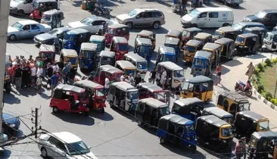 سائقو "التوك توك" يغلقون الطريق اعتراضًا على مصادرة مركباتهم خلال حملة أمنية!