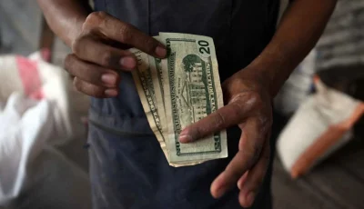 الدولار يواجه ضغوطاً.. هل سينخفض إلى مستويات جديدة قريباً؟