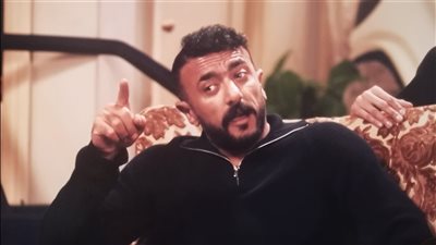 ضربهم وكسر الكاميرات.. انفعال أحمد العوضي في برنامج الكاميرا الخفية