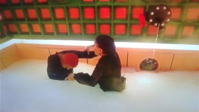 هموتكم كلكم.. غادة عبد الرازق تنهال على رامز جلال بالضرب في برنامج رامز ليفل الوحش