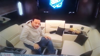 معاه قد كدة وبيلبس من التوحيد والنور.. كان شغال تباع على تريلا