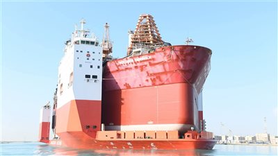 إحدى أكبر سفن حاملات المثقلات في العالم.. قناة السويس تشهد عبور سفينة الغطس HUA RUI LONG