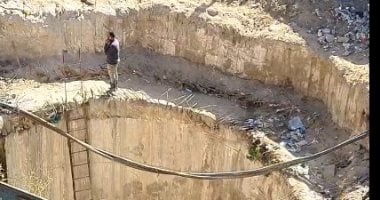 مفاجأة.. كيف سقط ميكروباص بحفرة الزاوية الحمراء رغم وجود الحواجز؟ (فيديو)