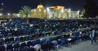 الآلاف يقيمون صلاتى العشاء والتراويح فى رحاب المسجد الأقصى.. صور