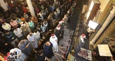 دعاء المصلين يعانق السماء.. زحام إيماني في خامس ليالي رمضان بمسجد عمرو بن العاص.. صور