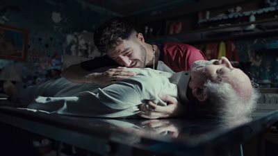 مسلسل سوا سوا الحلقة 6.. وفاة جد أحمد مالك ودخوله في حالة انهيار