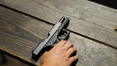 موظف ينهي حياته بطريقة مأساوية في الوراق