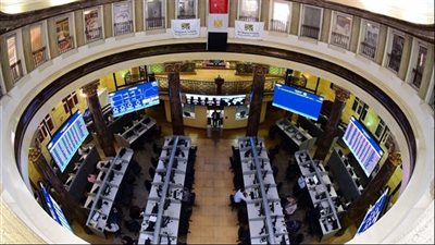 موجة بيع تضرب البورصة المصرية.. المؤشرات تتراجع جماعيًا وأرباح الأمس تتبخر