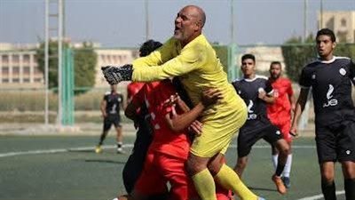 عمره 55 عاما ويرفض الاعتزال.. كابتن “ريشا” حارس مرمي ومدرب ويعمل على عربية فول