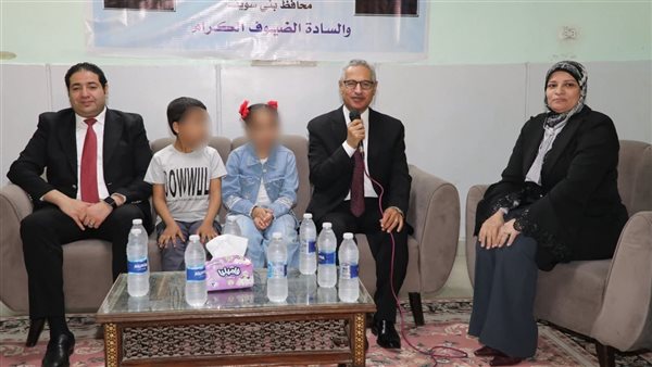 محافظ بني سويف يُعيد على الأطفال الأيتام والمسنين