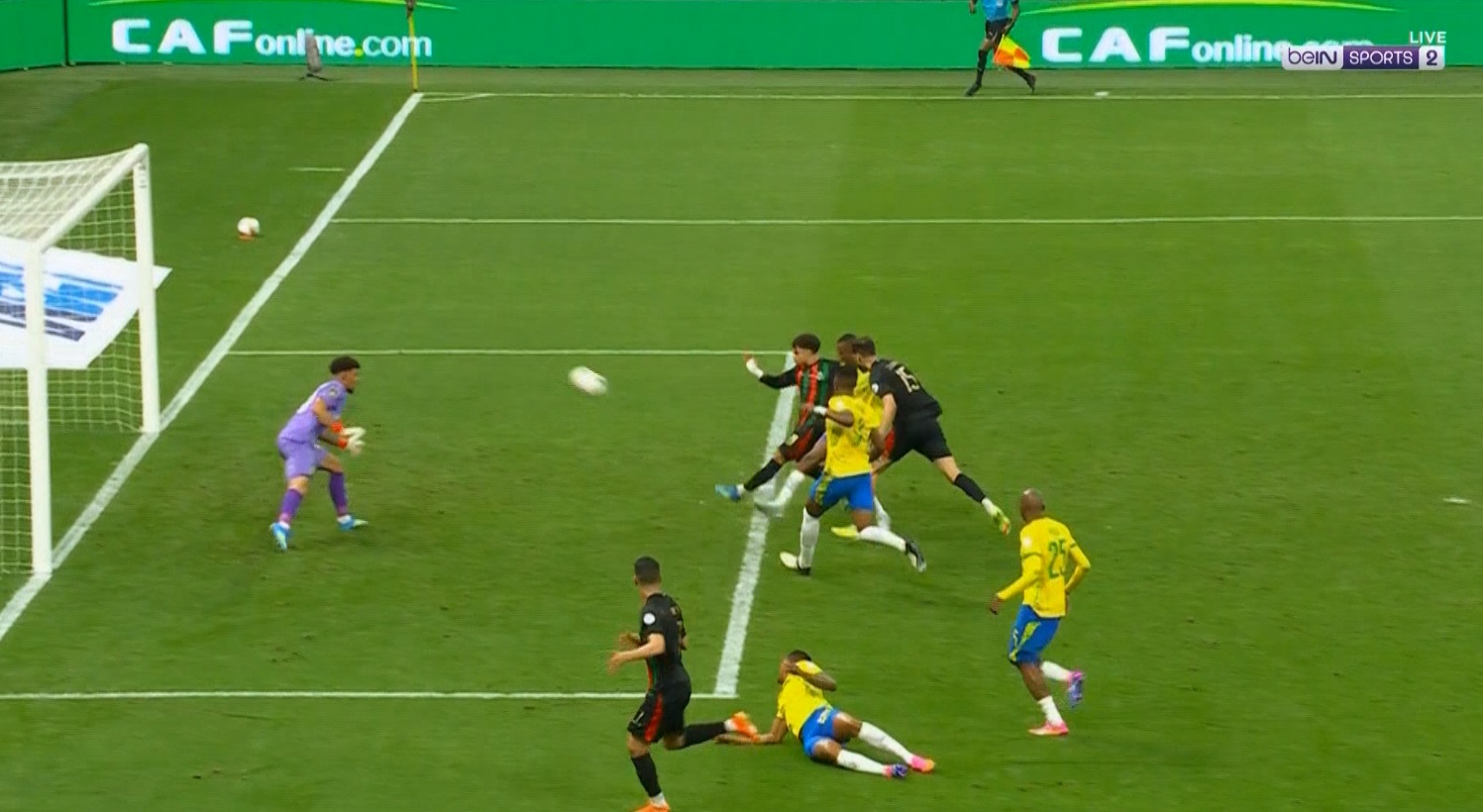 لاعب الجيش الملكي يهدر هدف محقق في الوقت القاتل امام صن داونز بنهائي دوري ابطال افريقيا
