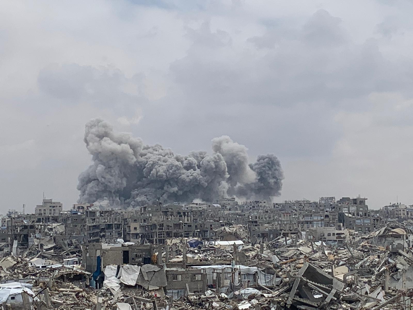 استشهاد فلسطينيتين وإصابات بقصف إسرائيلي يستهدف تجمعًا مدنيًا في خان يونس جنوب غزة