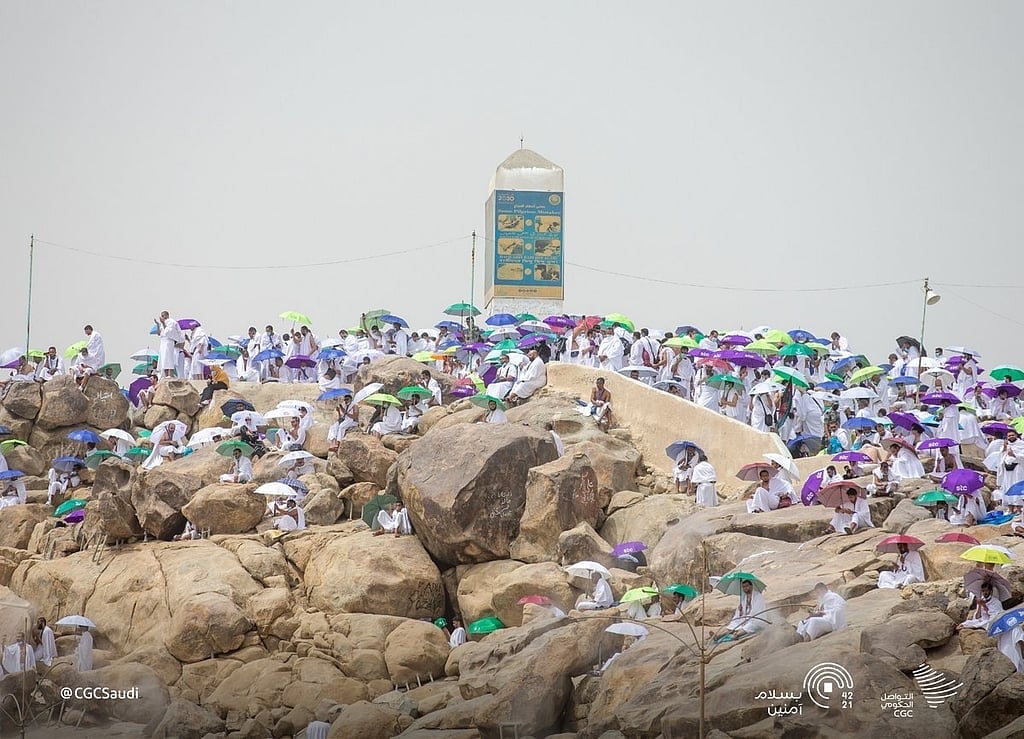 قوافل الحجاج تتجه إلى صعيد عرفات فجر اليوم والوقوف ركن الحج الأعظم بحدود ومعالم محددة