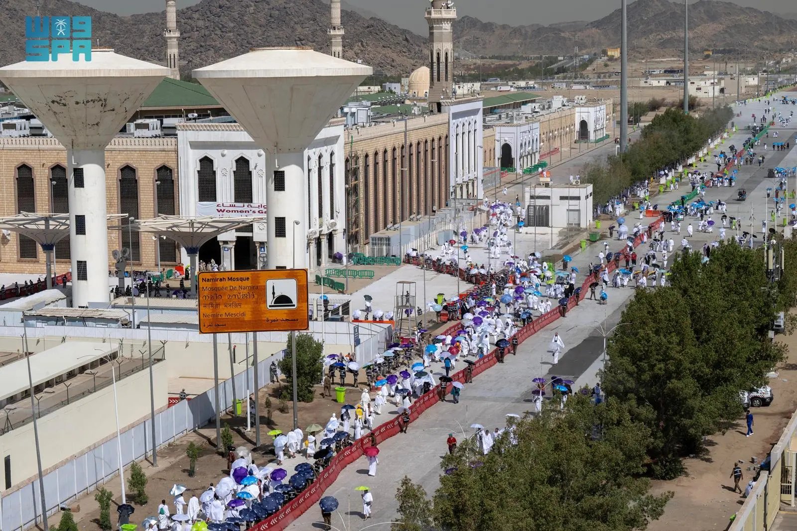 توافد حجاج بيت الله إلى مسجد نمرة لأداء صلاتي الظهر والعصر