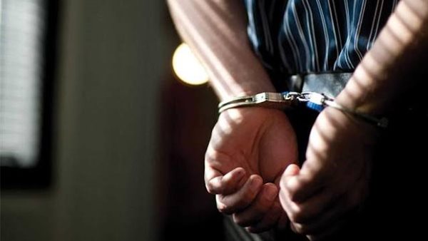 خلاف على أولوية المرور ينتهي بإشارات خادشة.. كشف ملابسات فيديو متداول بالقاهرة
