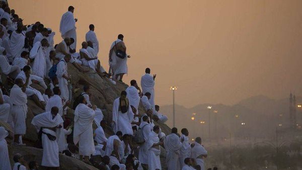 بدء نفرة الحجاج من عرفات إلى مزدلفة والبعثة المصرية تطمئن على الجميع