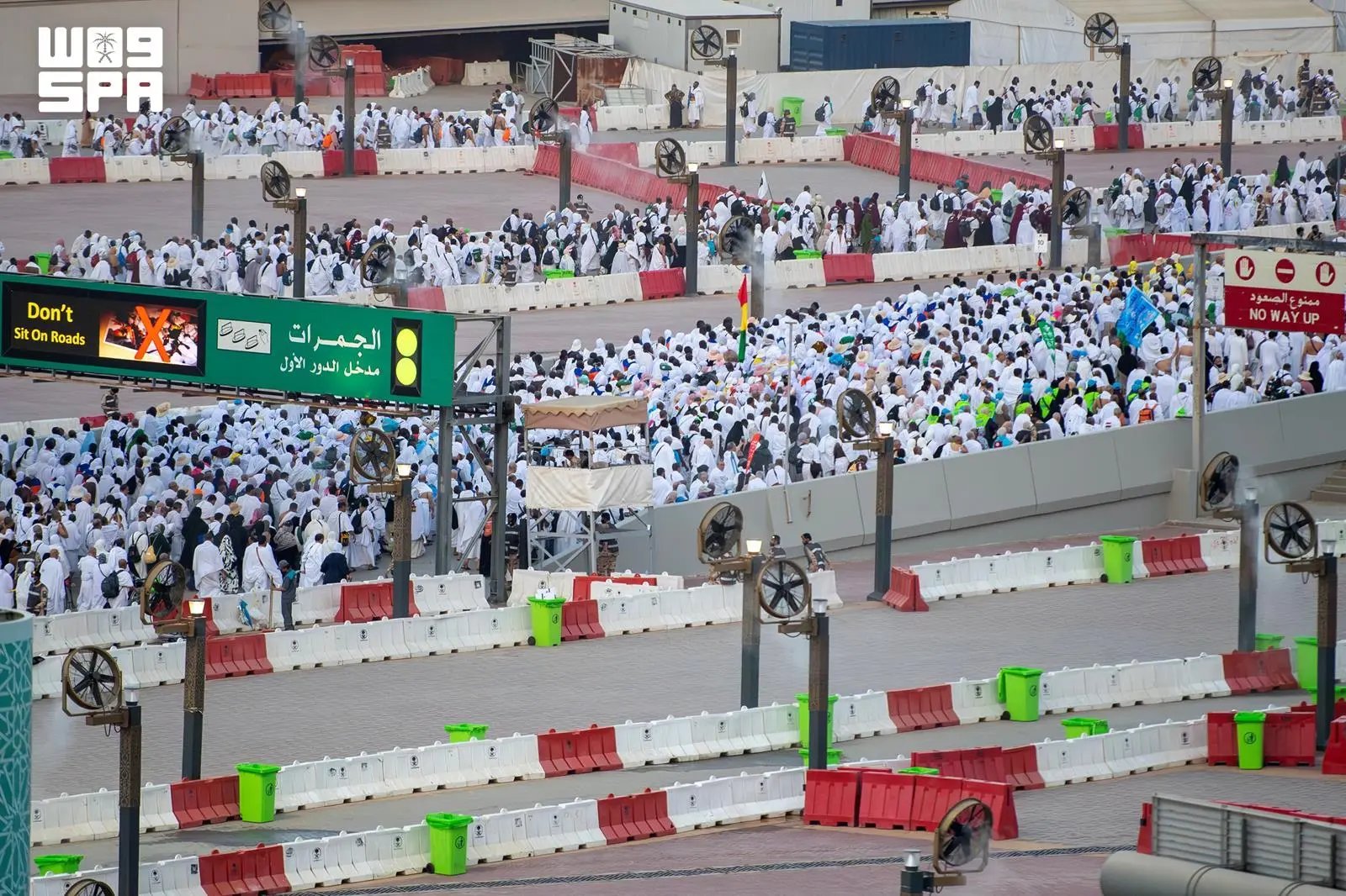 حجاج بيت الله الحرام يرمون جمرة العقبة بسلام في عيد الأضحى