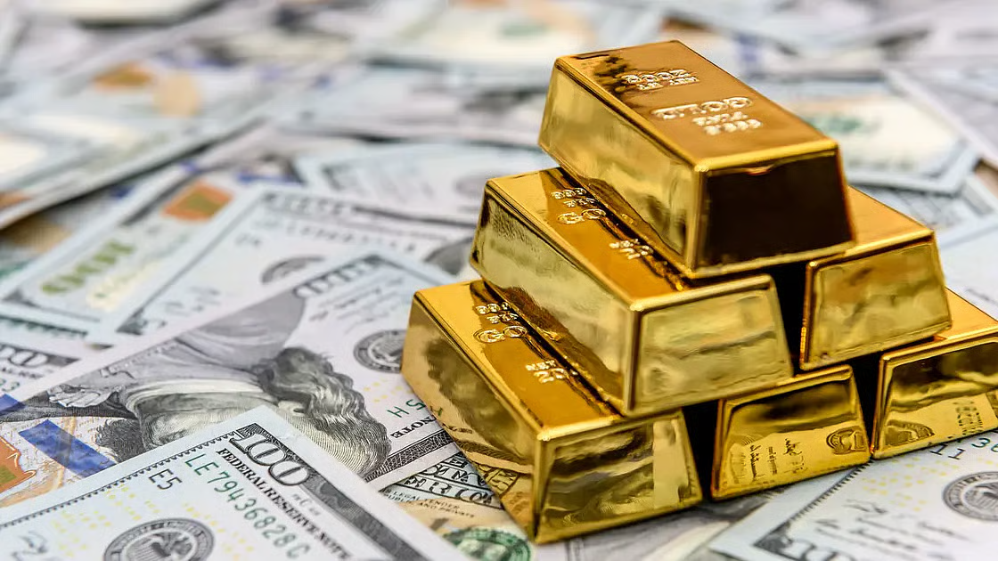 ارتفاع أسعار الذهب بالتزامن مع تراجع الدولار الأمريكي