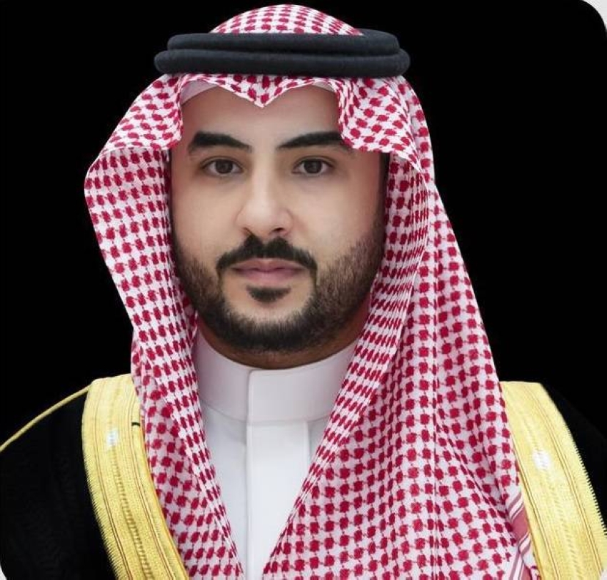وزير الدفاع يهنئ القيادة بمناسبة عيد الأضحى المبارك