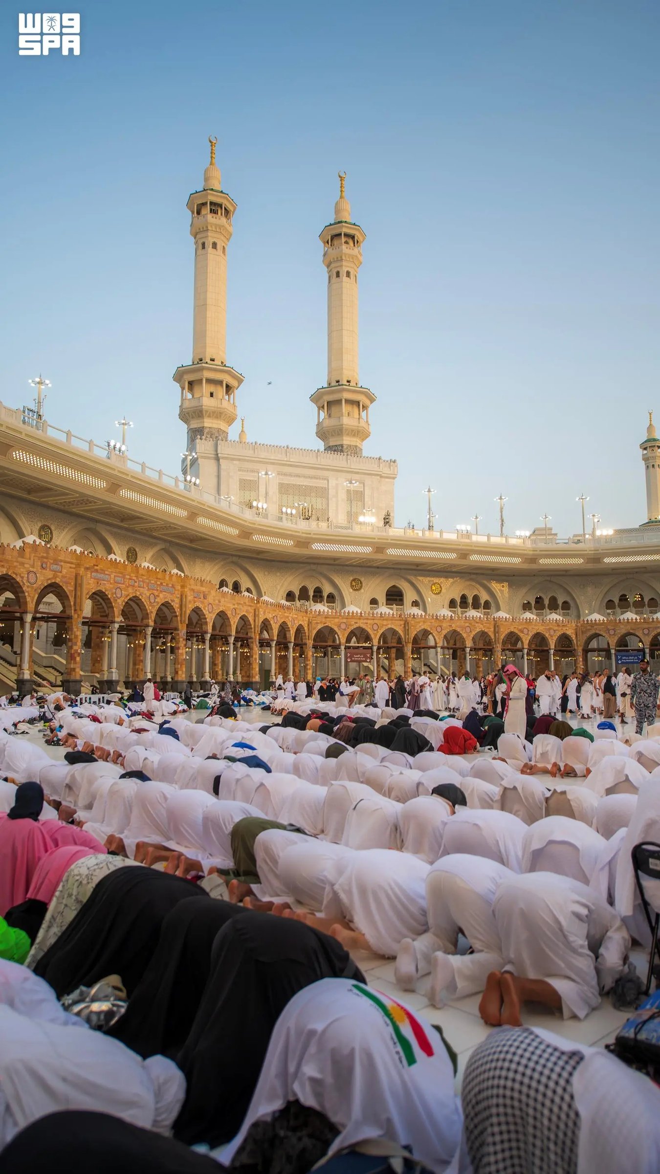 أداء صلاة عيد الأضحى في المسجد الحرام بأجواء روحانية