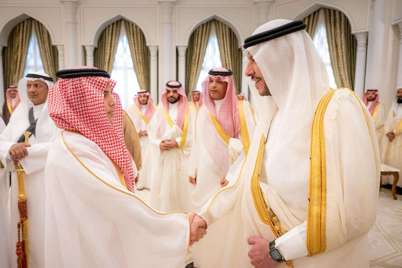 نائب أمير المدينة المنورة يستقبل المهنئين بعيد الأضحى وينقل تهاني القيادة