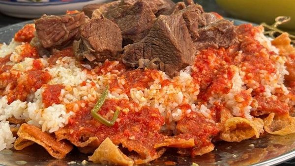 طريقة عمل الفتة في عيد الأضحى.. خطوات تحضير أشهر أكلة مصرية