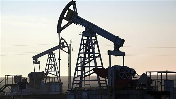 النفط يتراجع أسبوعيا ويقفز سنويا.. ماذا يحدث في أسواق الطاقة؟