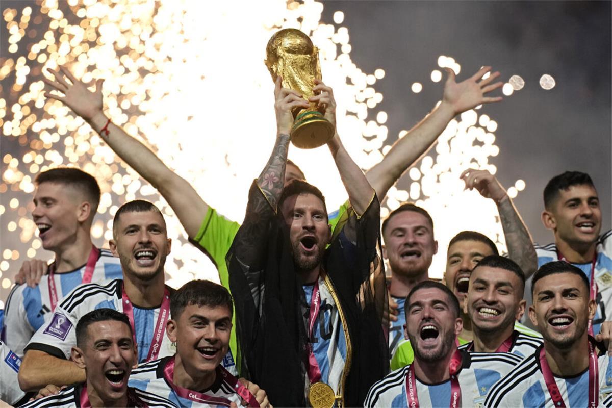سكالوني يعلن قائمة الأرجنتين النهائية في كأس العالم.. موقف ليونيل ميسي