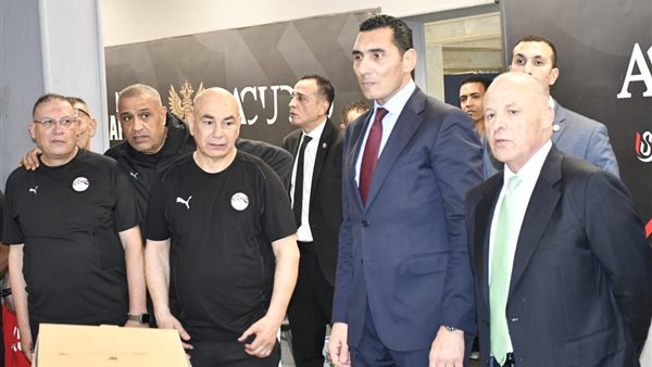 بالصور.. وزير الرياضة داخل غرفة الملابس بعد فوز المنتخب على روسيا استعدادًا للبرازيل