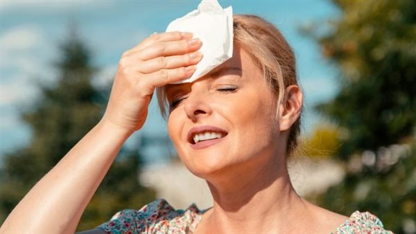 7 طرق فعالة للتخلص من تعرق الوجه ولمعانه طوال الصيف
