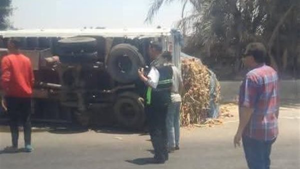 رفع آثار انقلاب سيارة نقل محملة بالبصل بطريق سنديون وإعادة الحركة المرورية لطبيعتها