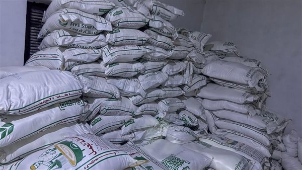 تموين قنا يضبط مصنع حلويات غير مرخص بداخله 8 أطنان دقيق وسكر مجهول المصدر