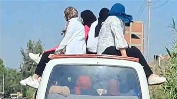 القبض على سائق سمح للركاب بالجلوس أعلى سيارة بالبحيرة