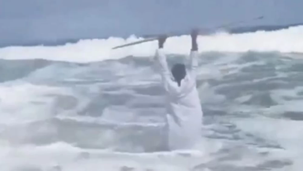 فيديو «شق البحر» يثير الجدل.. تمثيلية كوميدية تخدع منصات إخبارية شهيرة – أخبار السعودية
