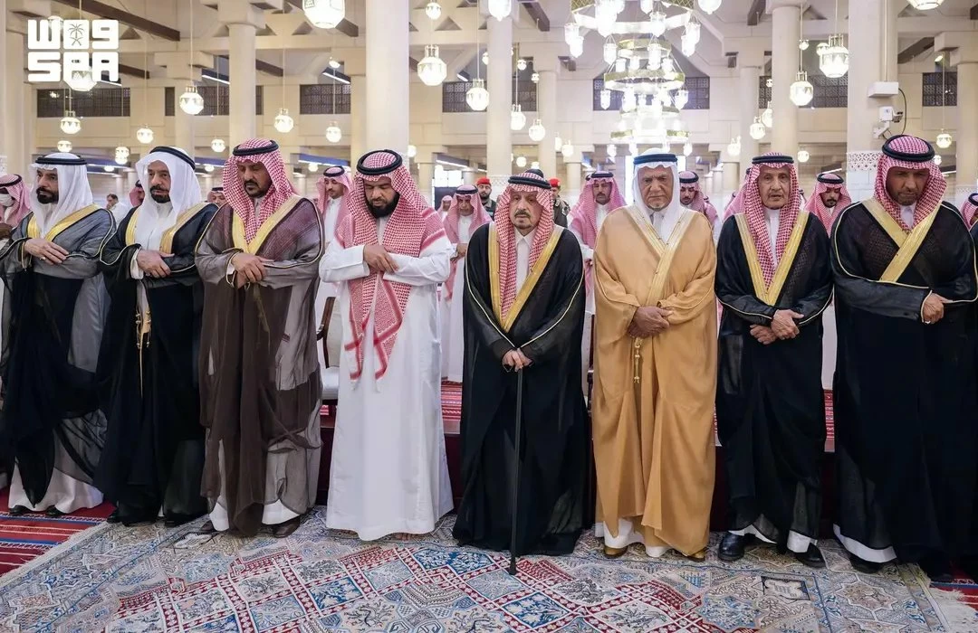 أمير الرياض يؤدي صلاة الميت على الأمير نواف بن نايف بن ممدوح بن عبدالعزيز – أخبار السعودية