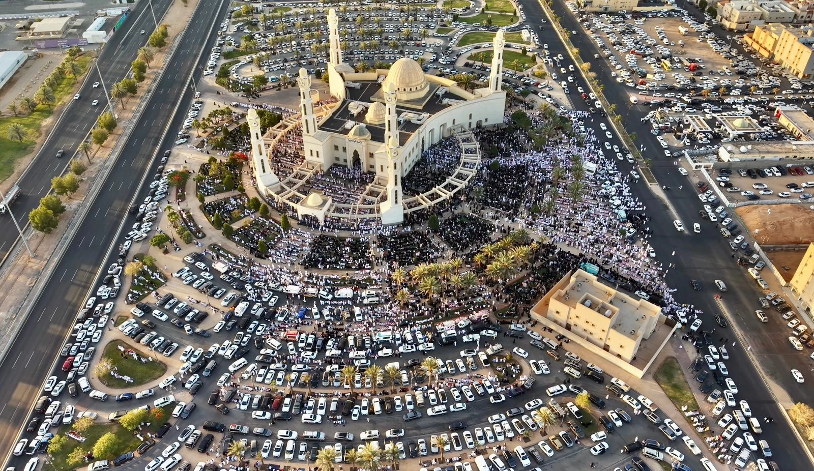 لقطات جوية لجامع الوالدين في تبوك خلال أداء صلاة عيد الأضحى المبارك – أخبار السعودية