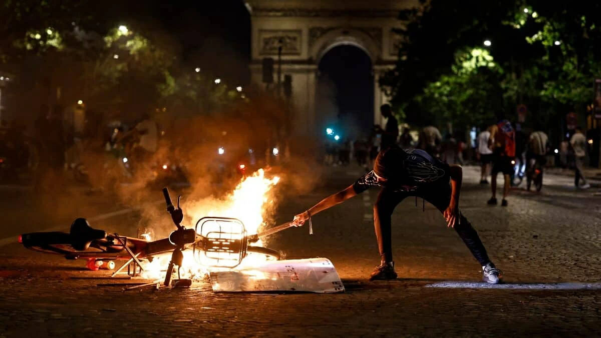 القبض على 416 شخصاً وإصابة 7 شرطيين.. «باريس» تحترق – أخبار السعودية