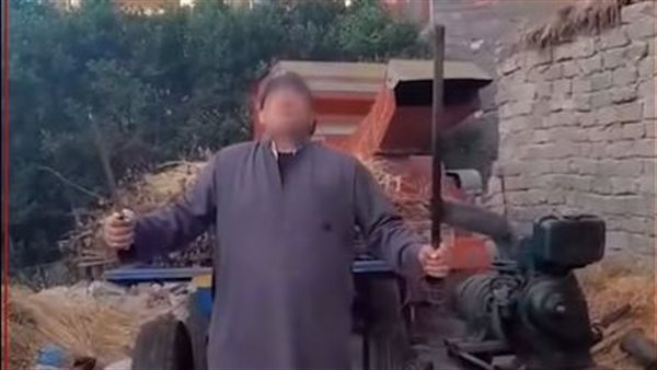ضبط شخص ظهر في فيديو يحمل سلاحًا أبيض ويسب الأجهزة الأمنية بالبحيرة