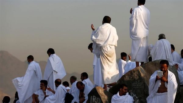 وزارة الحج والعمرة تدعو الحجاج للبقاء بمخيمات عرفة حتى الـ4 عصراً لسلامتهم