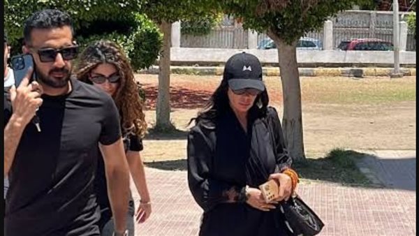 وسط حالة من الحزن.. وصول منى زكي وابنتها لمسجد ناصر للمشاركة في جنازة حماتها