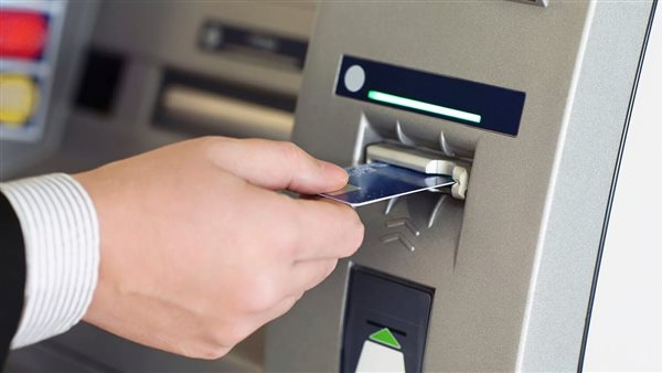 “الصرف من محلات البقالة”.. البنك الأهلي يقدم حل لأزمة نفاذ السيولة من ماكينات الصراف الآلي