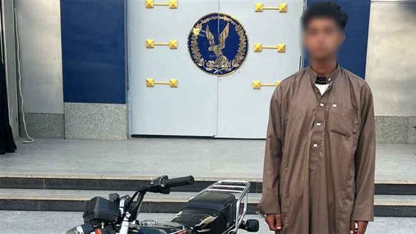 الأجهزة الأمنية تضبط قائد دراجة نارية بدون لوحات استعرض بحركات خطرة في القليوبية