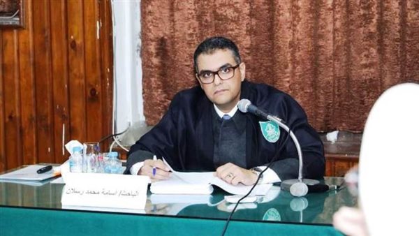 الأئمة المصرح لهم فقط يقودون صلاة العيد