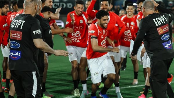 ممر شرفي في تدريب المنتخب الوطني احتفالاً بمرموش واللاعبين الجدد