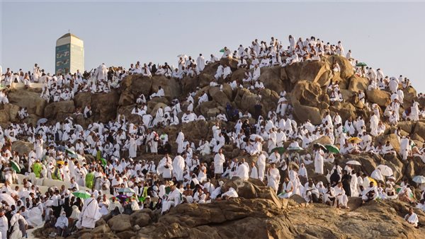 خطيب عرفة يدعو الحجاج للتمسك بالسلوك القويم والسكينة
