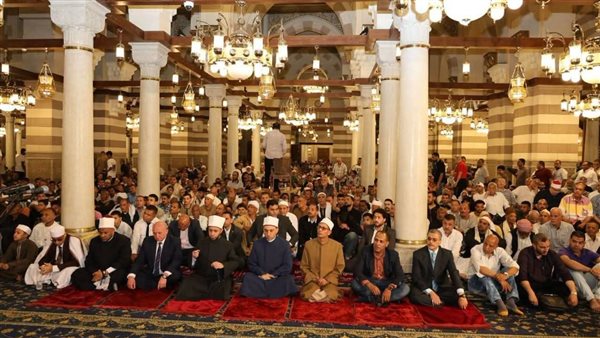 وزير الأوقاف يؤدي صلاة الجمعة بمسجد السيدة زينب بالقاهرة