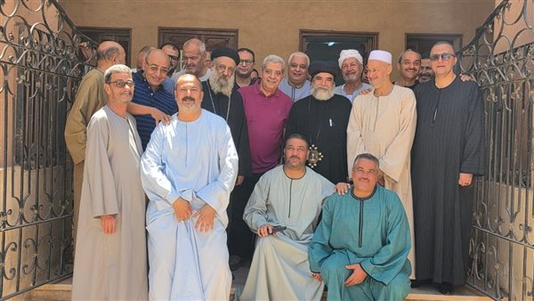 الأنبا بضابا يزور أسرة شيخ الإذاعيين الراحل فهمي عمر في نجع حمادي